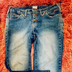 No boundaries button front capri jeans! Y2K is all the rage. Size 11